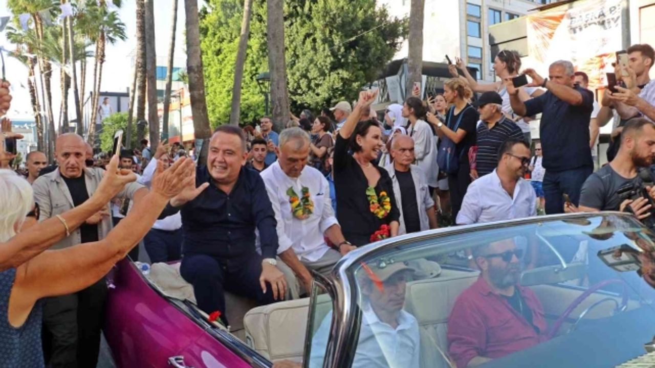 Altın Portakal'ın geleneksel korteji Antalyalıları sokaklara döktü