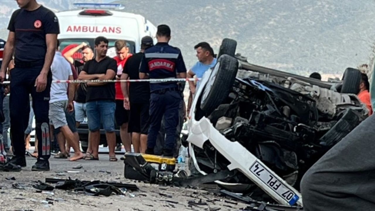 Antalya'da feci kaza: Dede ile 2 yaşındaki torunu öldü, 4 kişi yaralandı