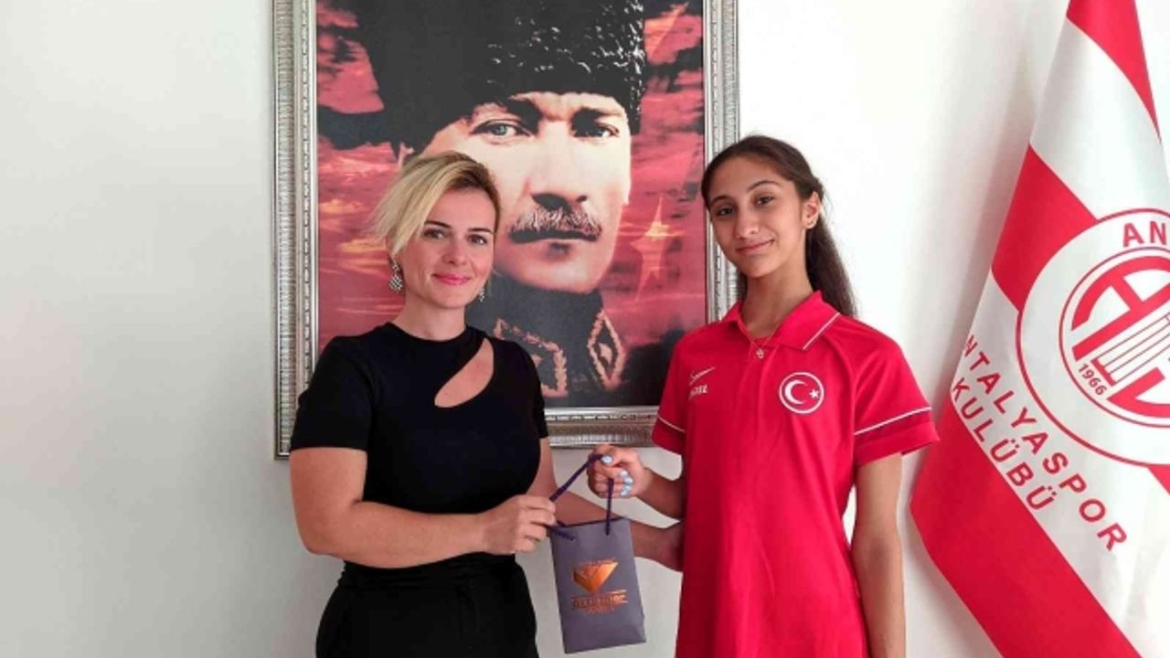 Antalyasporlu Melisa'ya Ödül