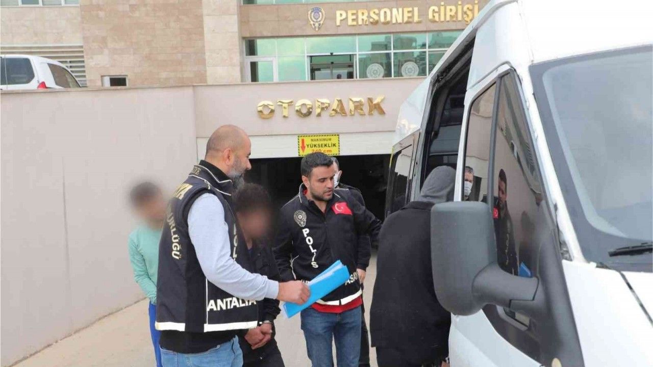 Antalya’da aranan 70 şüpheli yakalandı