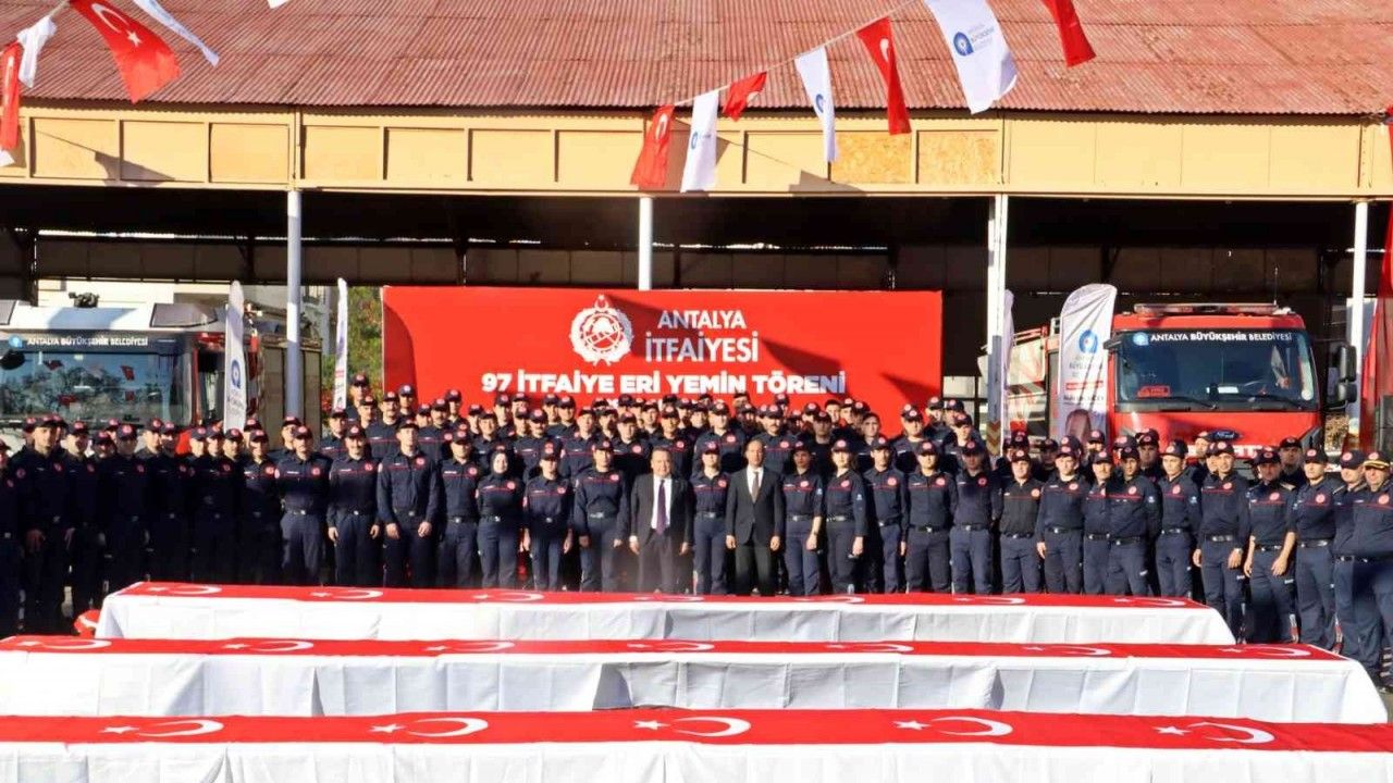 Antalya’da eğitimi tamamlanan 97 itfaiye eri Türk bayrağına el basarak yemin etti