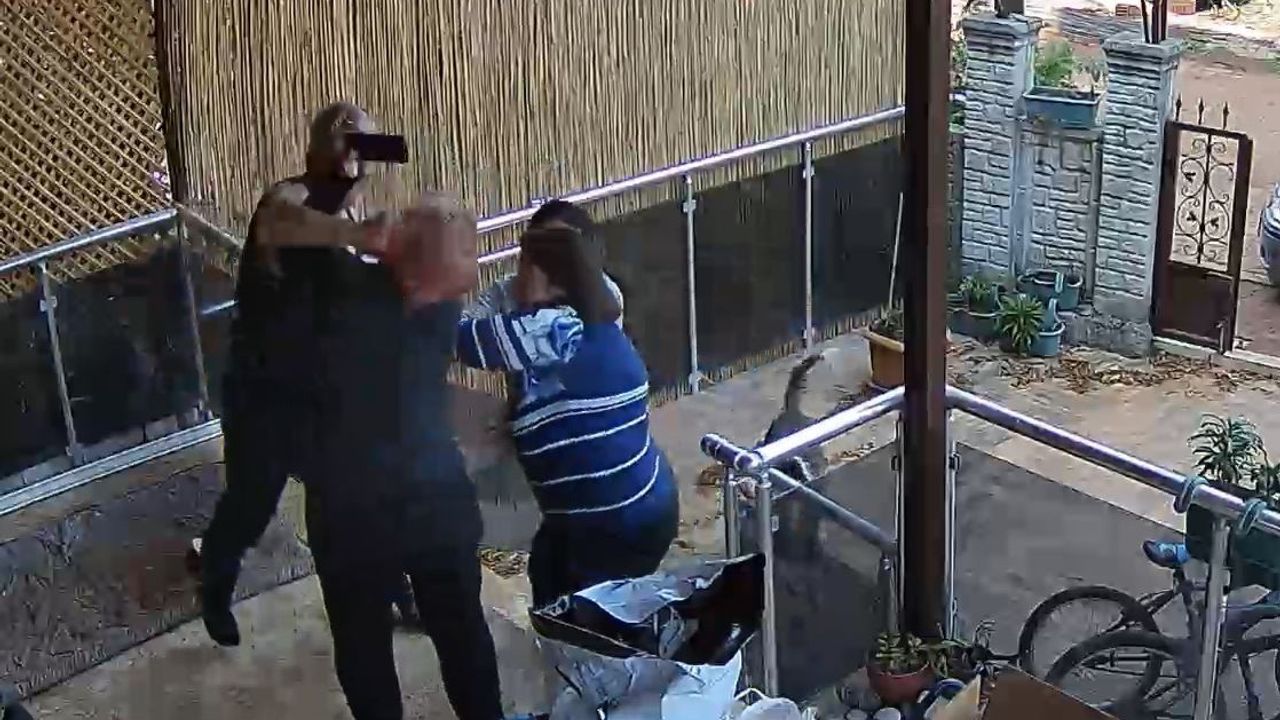 Antalya’da ev sahibi ile kiracının kavgası güvenlik kamerasına yansıdı