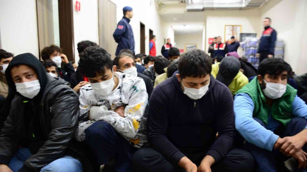14 düzensiz göçmen sınır dışı edildi