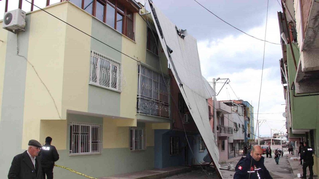 Manisa’da şiddetli rüzgar çatıyı uçurdu