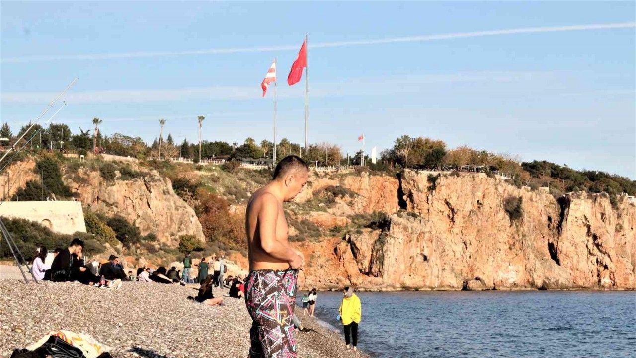 Soğuk hava öncesi Antalya’da 18 derecede deniz keyfi