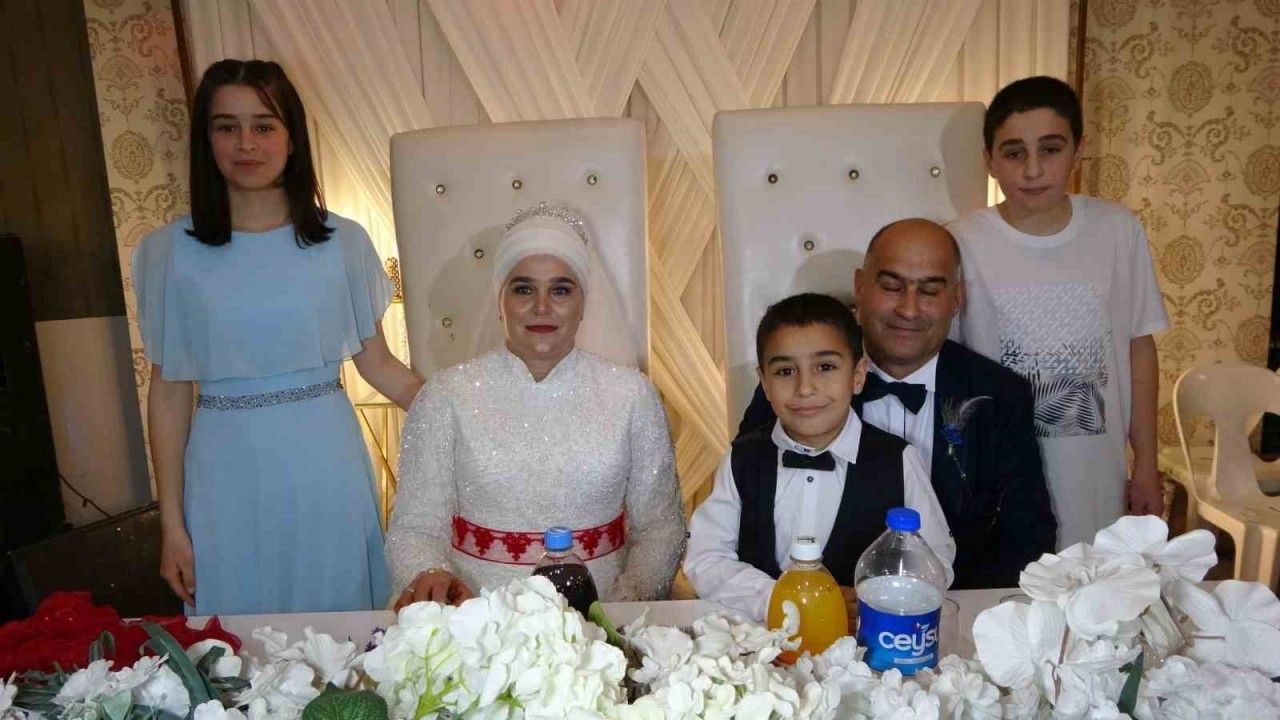 Evlendikten 20 yıl sonra, 3 çocuklarıyla düğün yaptılar