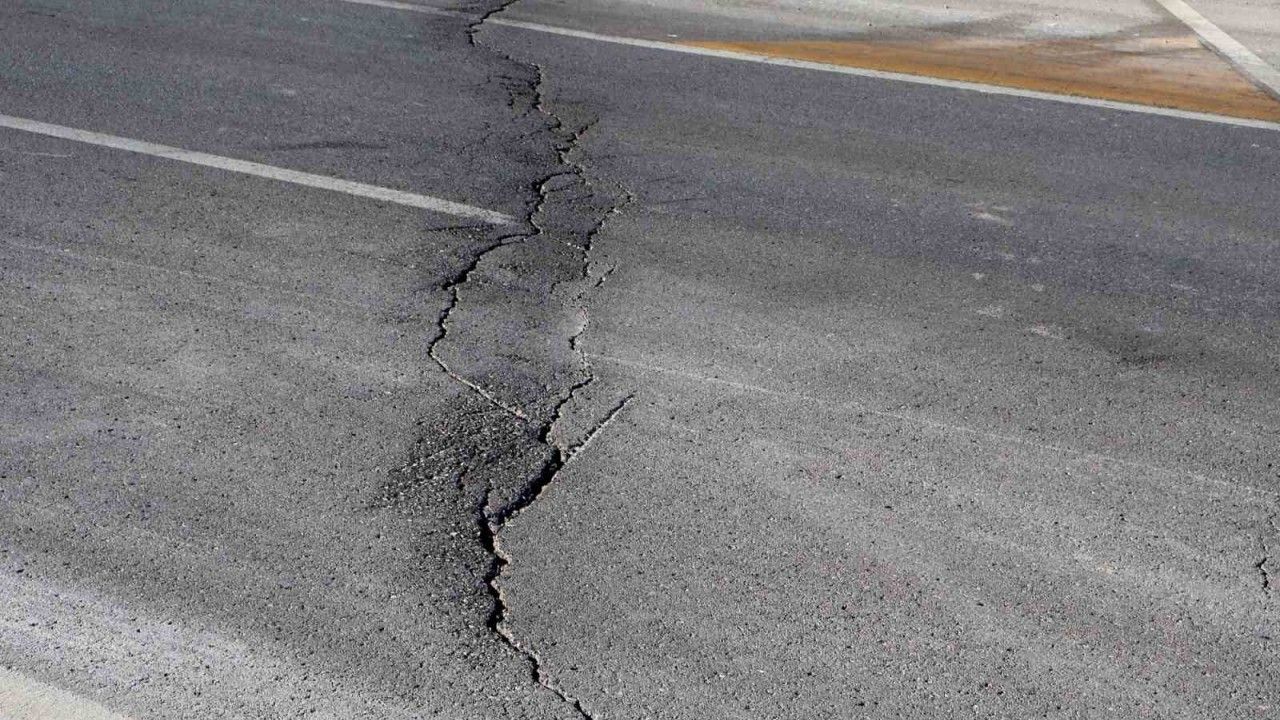 Niğde ve Konya depreminde Aksaray’da yol ve araziler yarıldı