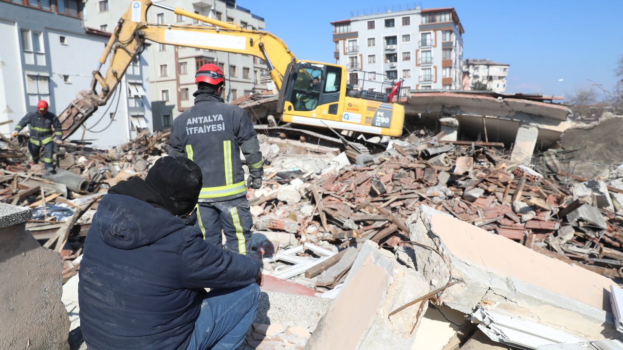 Antalya Büyükşehir’den depremzedelere psikolojik destek 