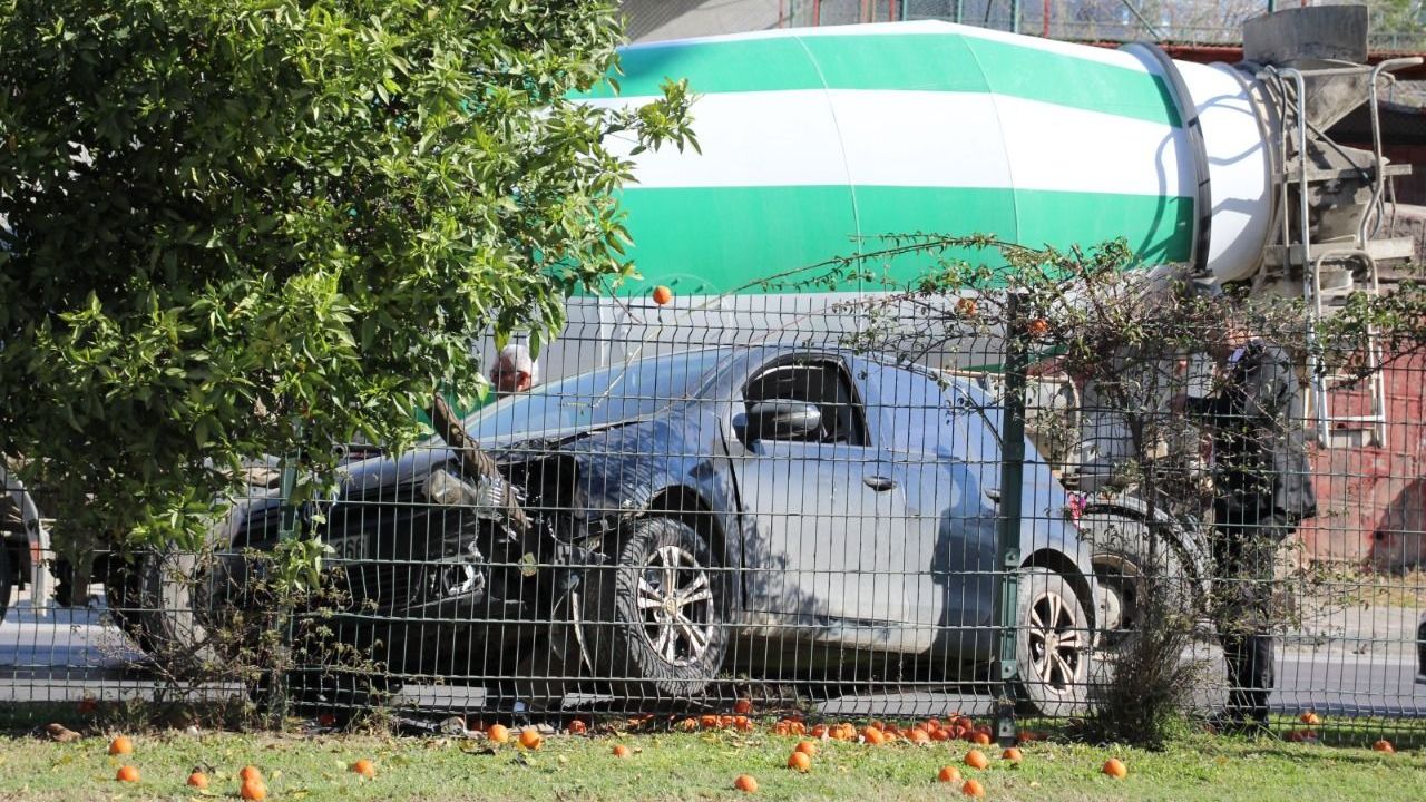 Alanya’da araç refüje çarptı
