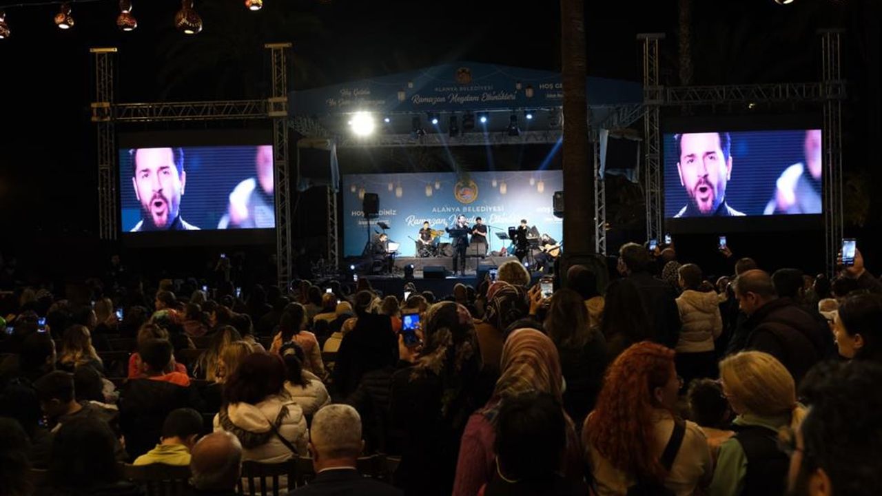 Alanya'da ramazan etkinliğinin konuğu Uğur Arslan oldu