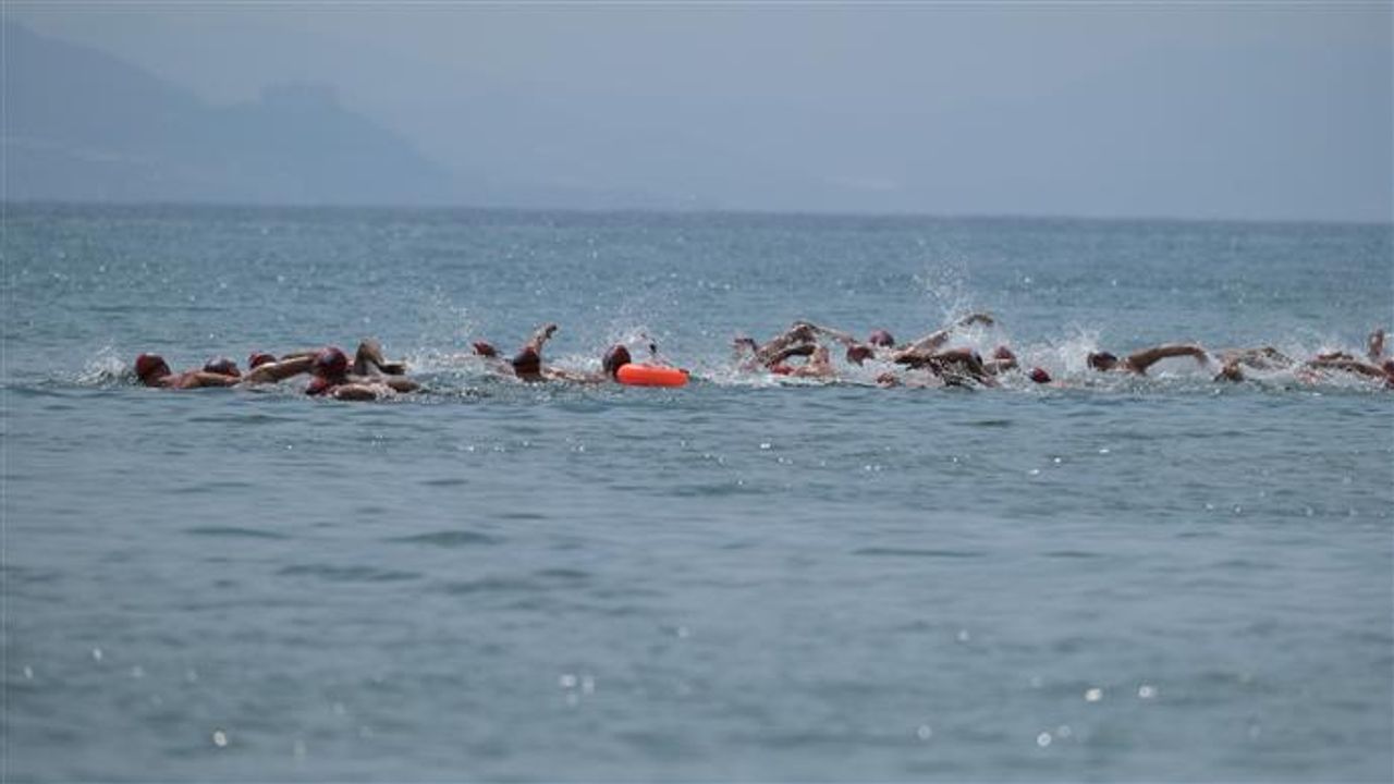 Alanya'da yüzme yarışlarına 300 sporcu katıldı