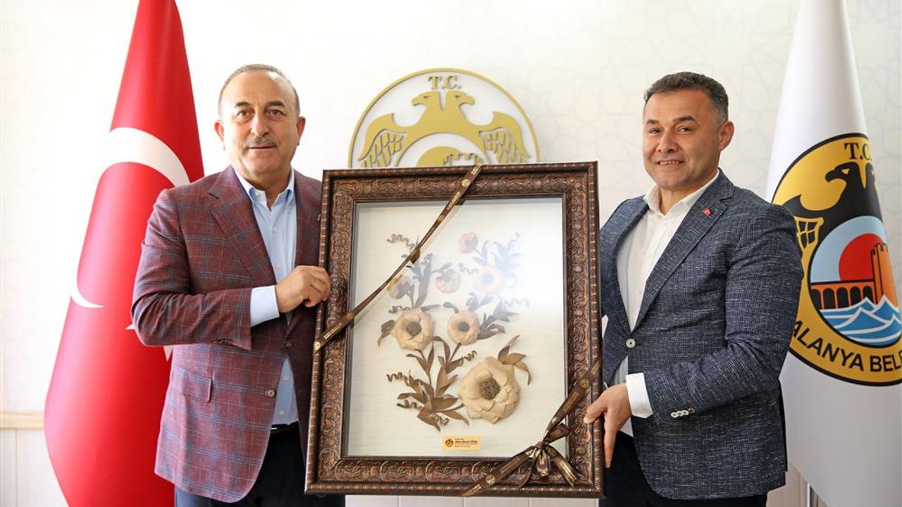 Alanya Belediyesi'ni Bakan Çavuşoğlu ve Bakan Ersoy ziyaret etti