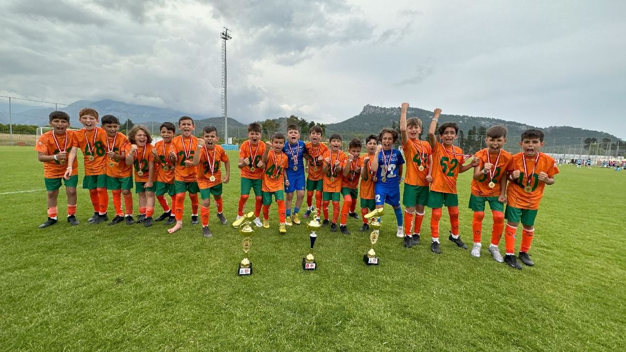 Alanyaspor U8 ve U10 Akademi Takımları şampiyon oldu
