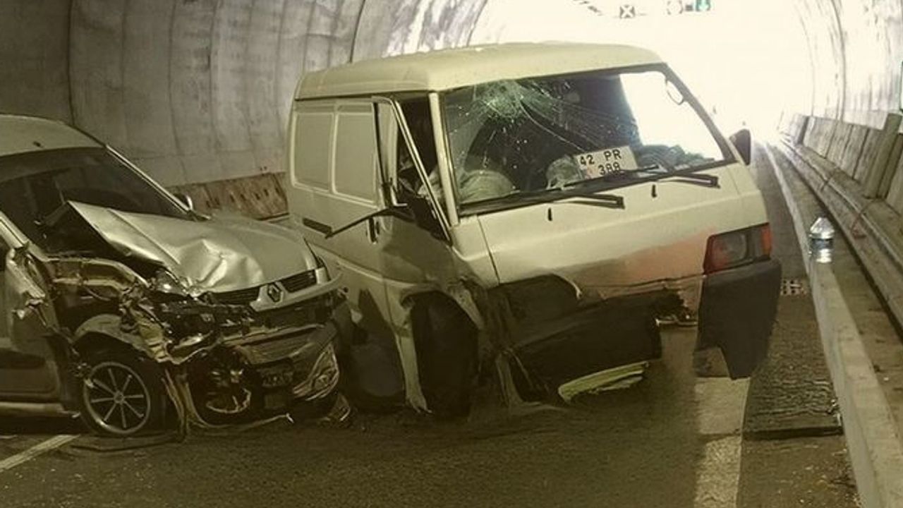 Alanya'da tünellerde iki araç çarpıştı