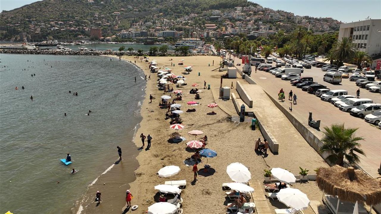 Alanya Galip Dere Halk Plajı vatandaşlardan yoğun ilgi görüyor
