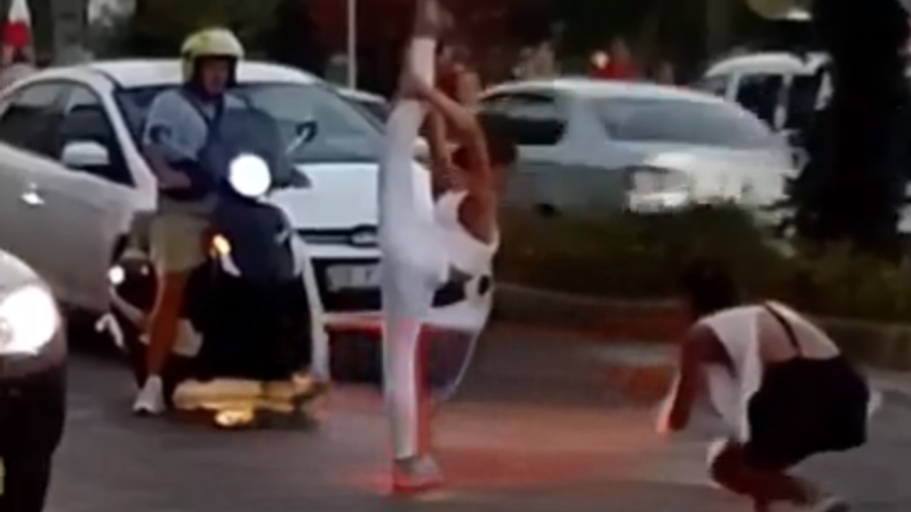 Alanya'da iki genç kız trafikte dans etti
