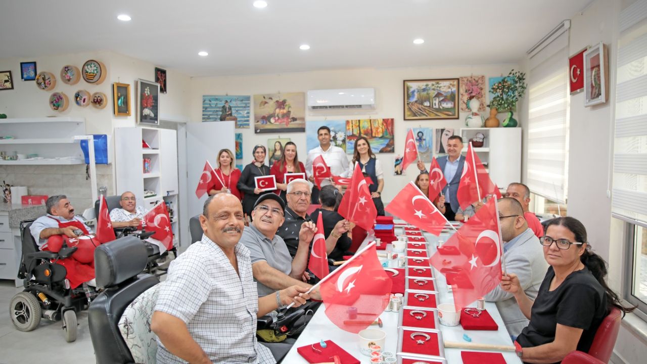Alanya'da engelli bireyler Türk Bayrağı tablosu yaptı