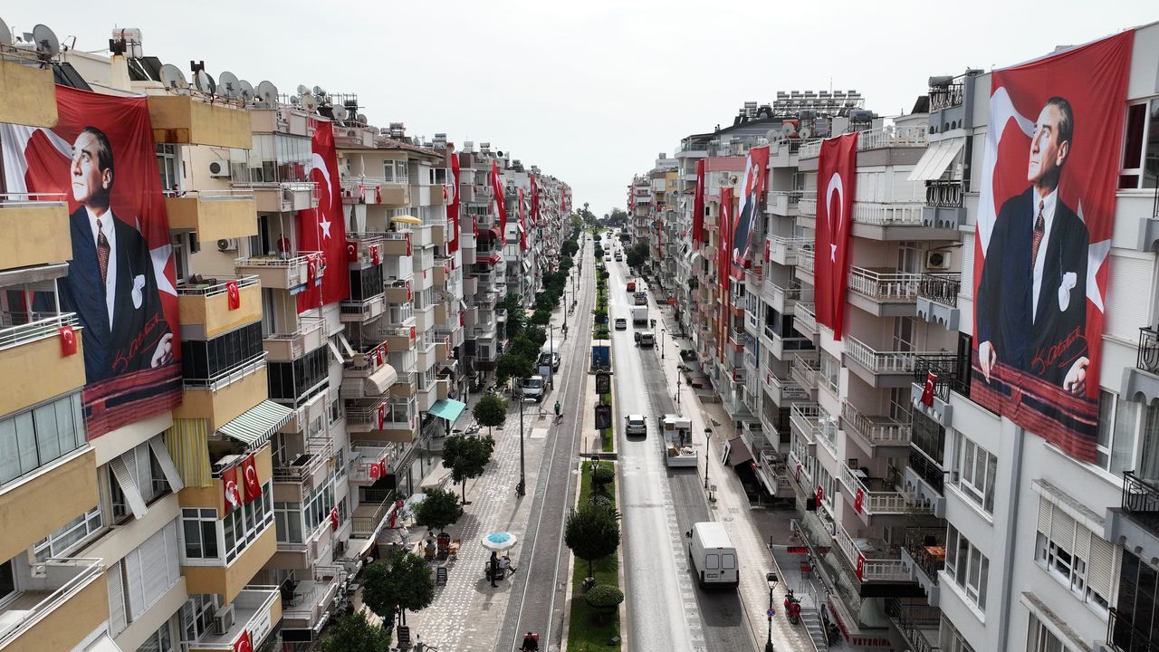 Antalya caddeleri kırmızı beyaza büründü