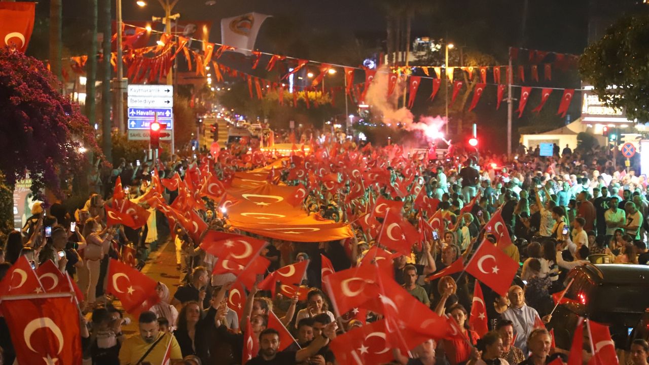 'Ay yıldızlı Türk Bayraklarıyla Cumhuriyet şölenimizde buluşalım'