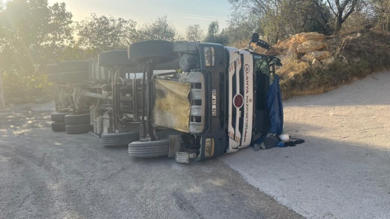Alanya’da çimento kamyonu devrildi: 1 yaralı