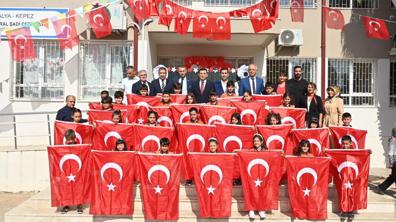 Antalya'da 60 bin öğrenciye 60 bin Türk bayrağı 