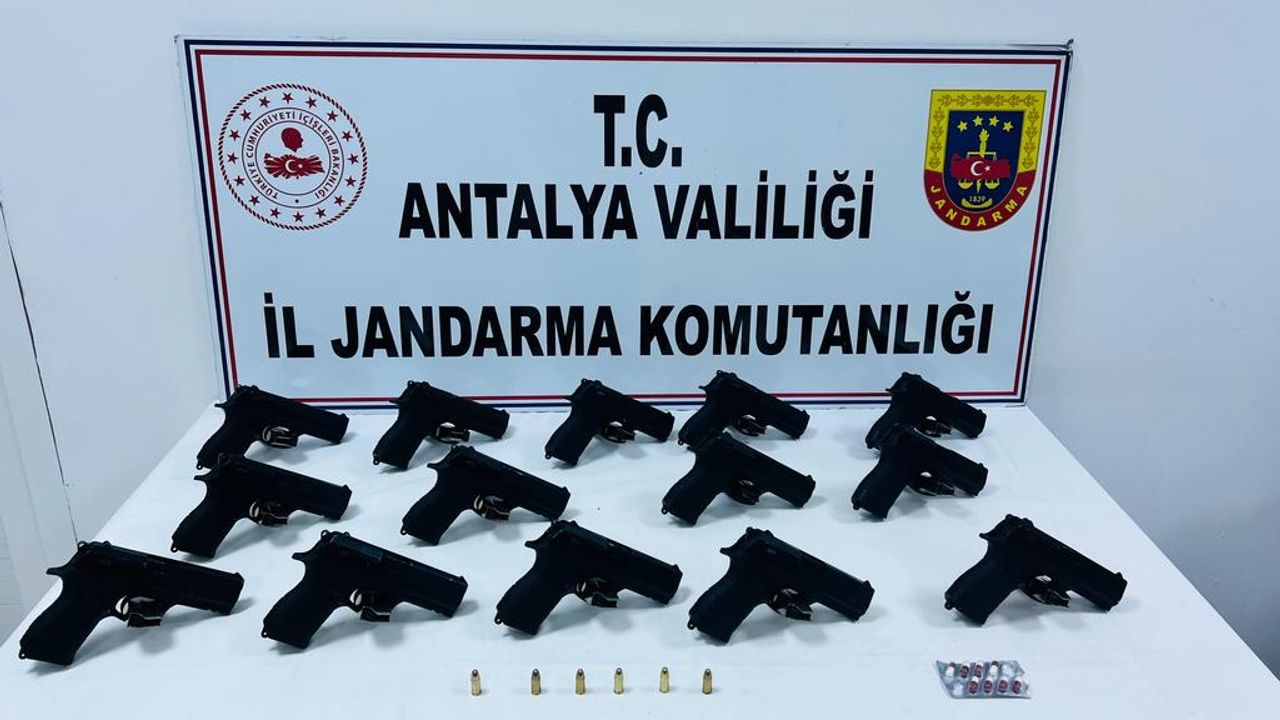 Antalya'da kaçak tabanca operasyonu: 3 şüpheli yakalandı
