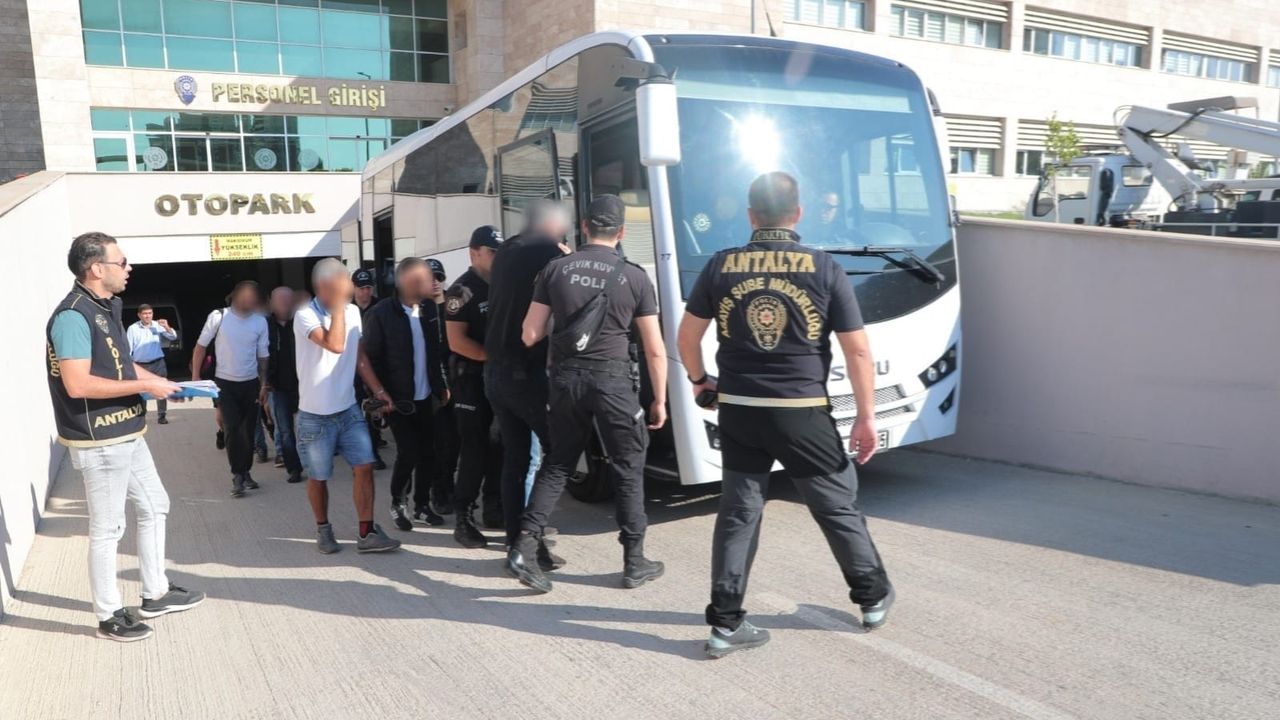 Antalya'da çeşitli suçlardan aranan 60 kişi yakalandı