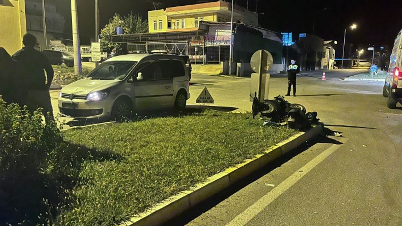 Alanya’da motosiklet ve araç çarpıştı
