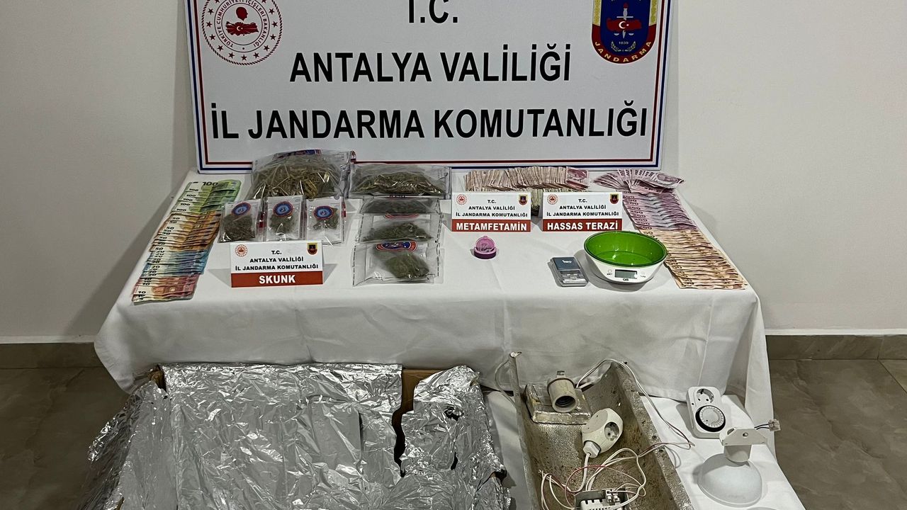 Antalya’da ruhsatsız silah ve uyuşturucu operasyonu: 3 gözaltı