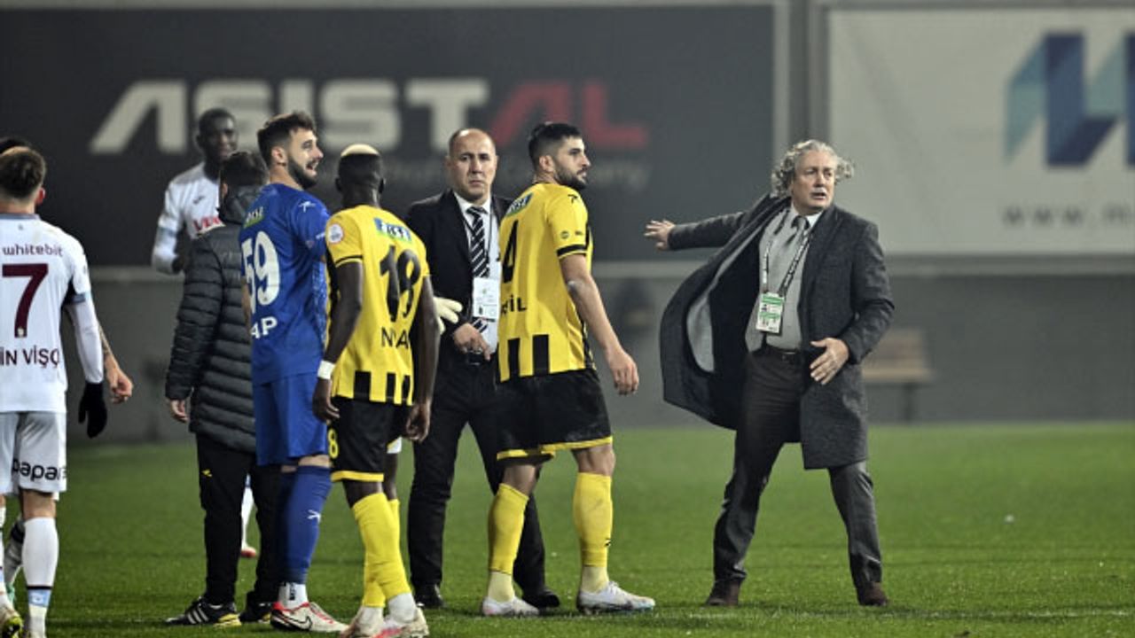 İstanbulspor'un başkanı hakeme tepki olarak takımını sahadan çekti