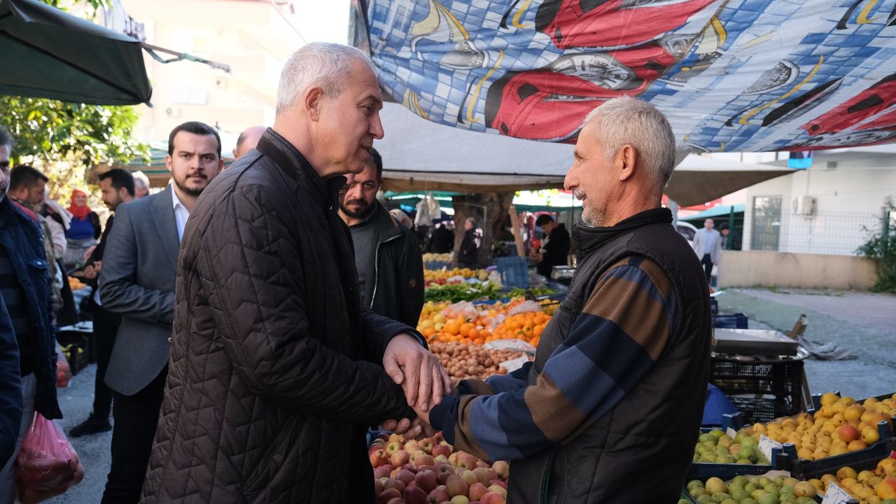 Osman Tarık Özçelik pazar esnafını ziyaret etti