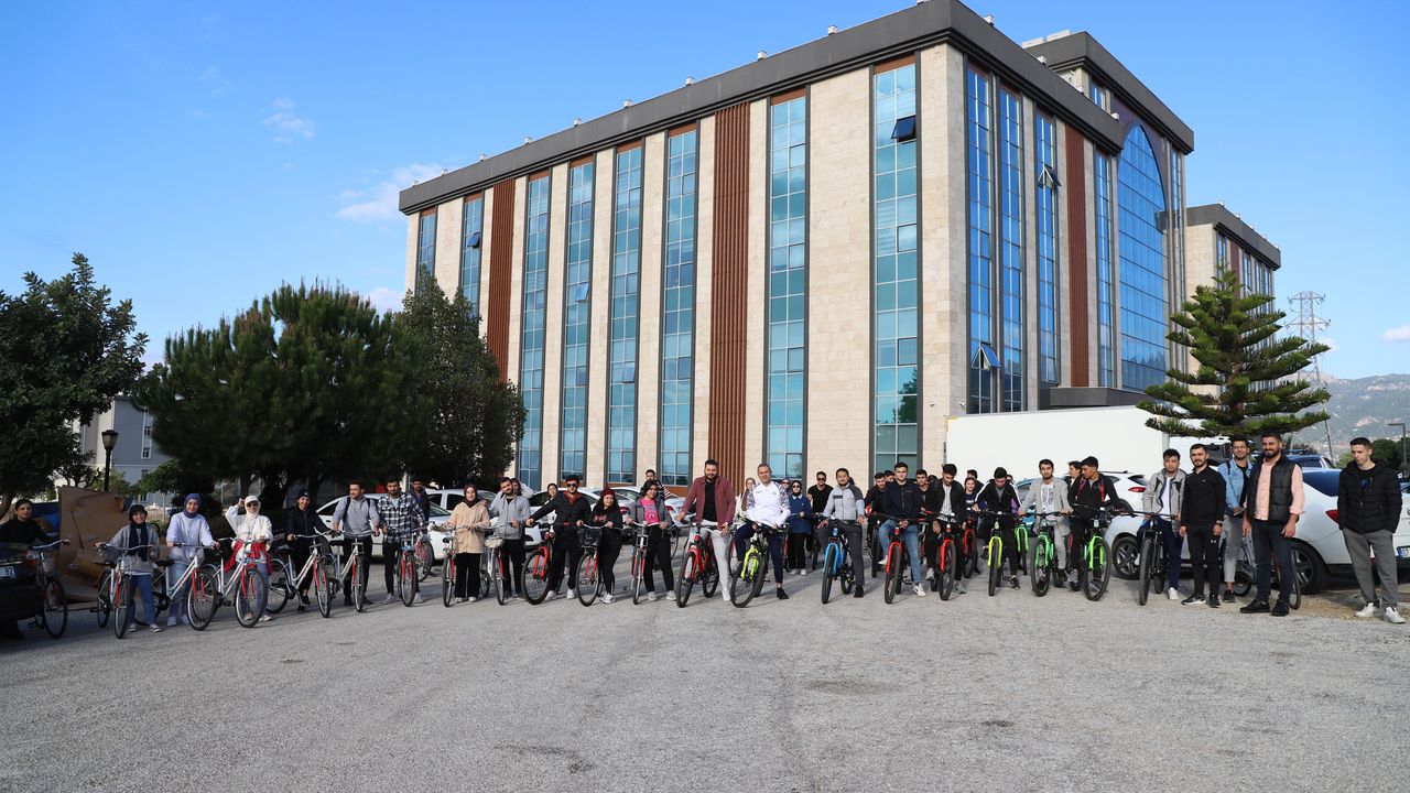 Alanya'da üniversite öğrencileri pedal çevirdi