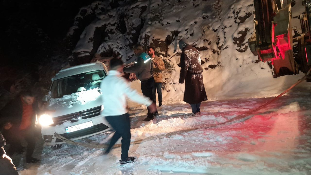Alanya'da karda mahsur kalan vatandaşları Büyükşehir ekipleri kurtardı