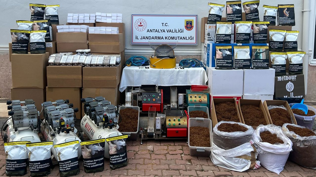 Antalya'da işyerine baskın! 750 kg kaçak tütün