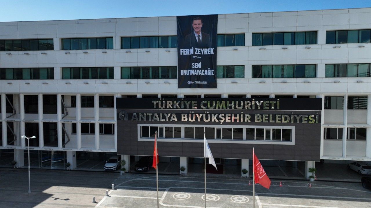 Belediye binasına posteri asıldı, mecliste dua okundu