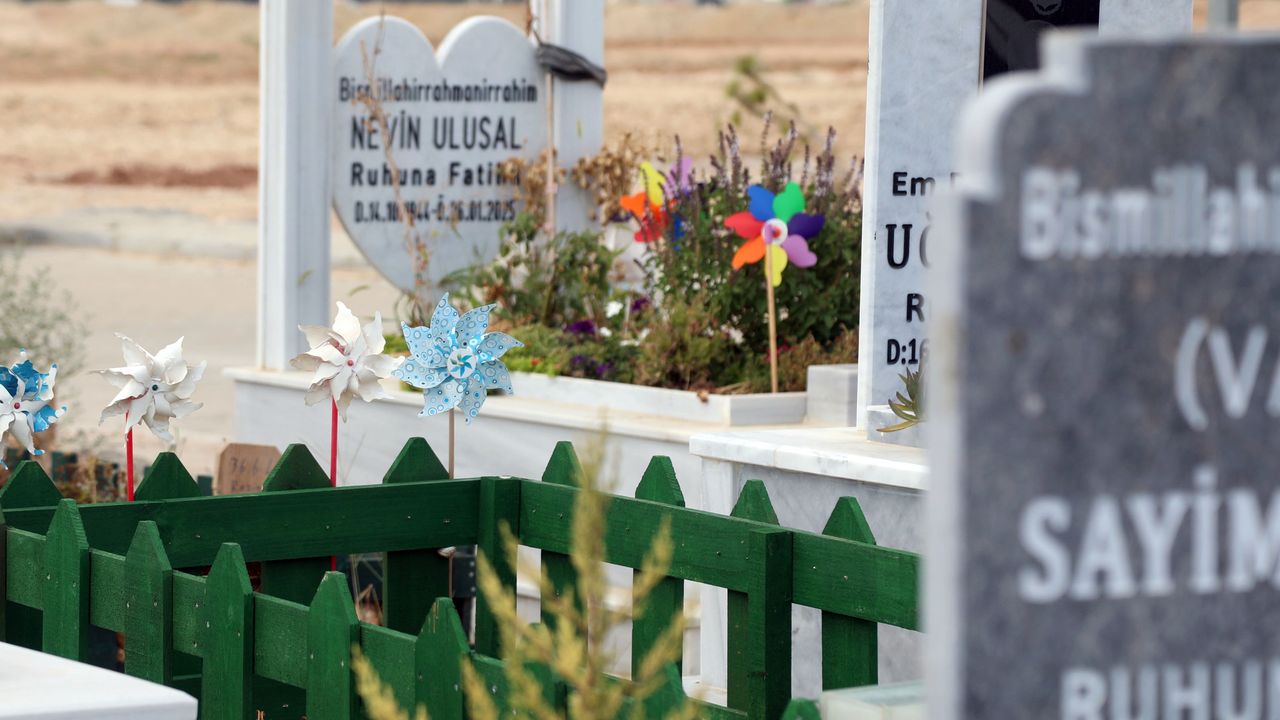 Antalya'da mezarlığın hüzünlü simgeleri: Rüzgar gülleri