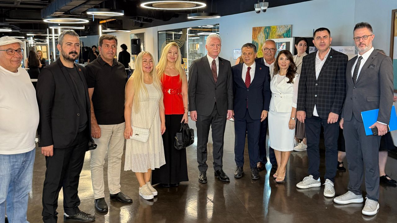 KGK’nin “Türkiye’deki Amerika” sergisini İstanbul Valisi açtı