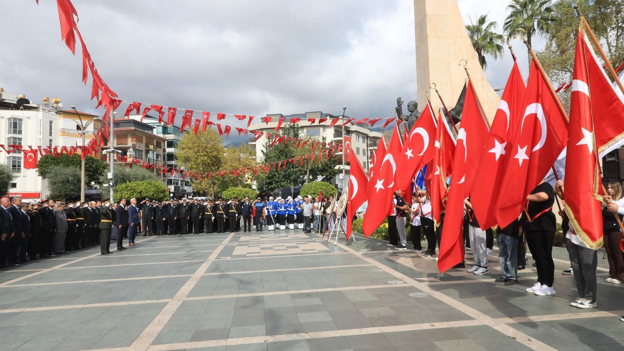 Alanya’da Cumhuriyet coşkusu: 102. Yıl törenle başladı