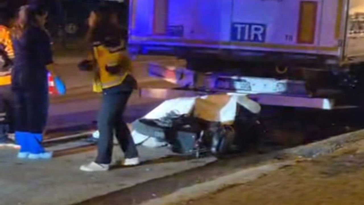Antalya'da TIR'a çarpan motosiklet sürücüsü yaşamını yitirdi