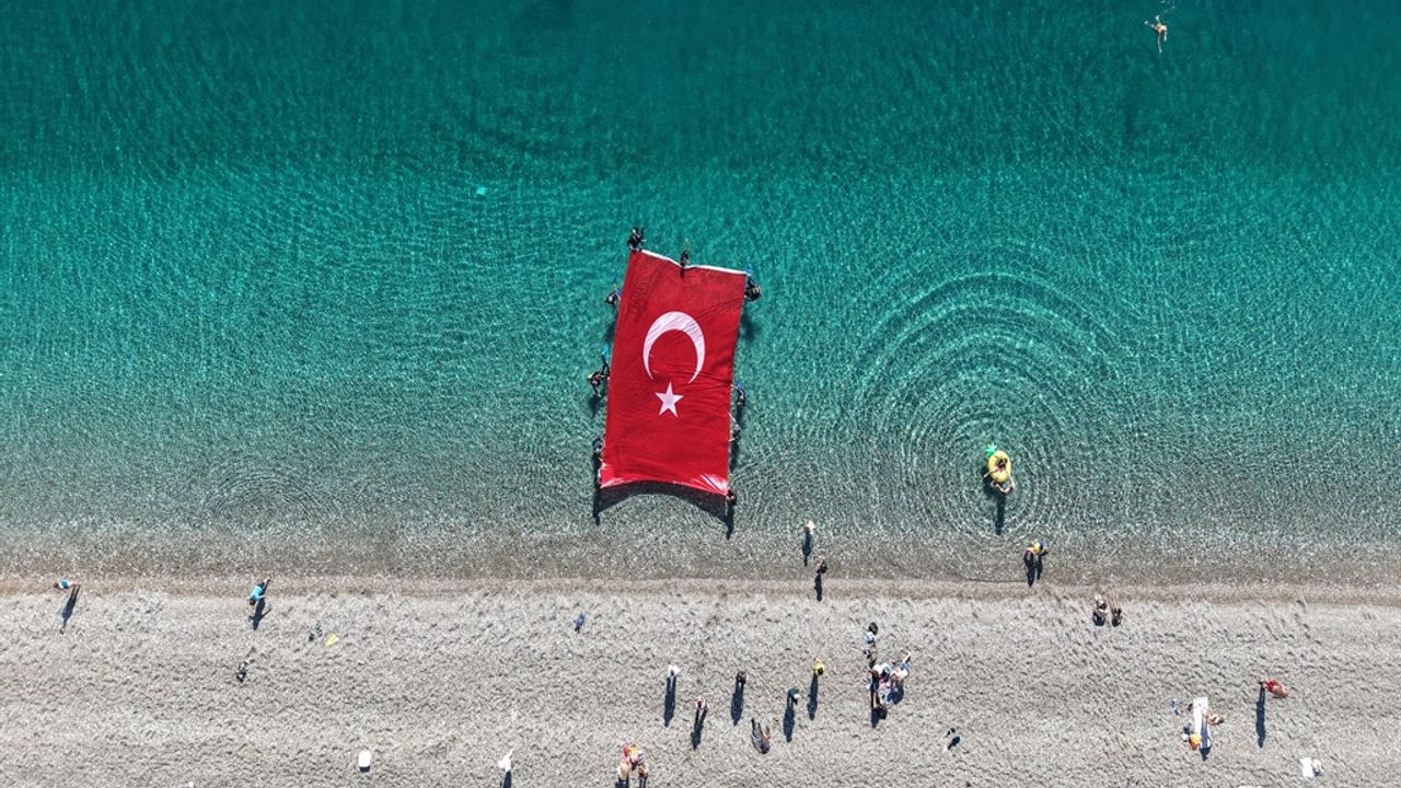 Bayramı su altında bayrak açarak kutladılar