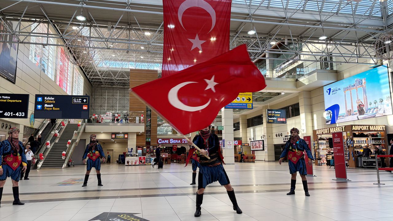 Antalya Havalimanı'nda Cumhuriyet coşkusu