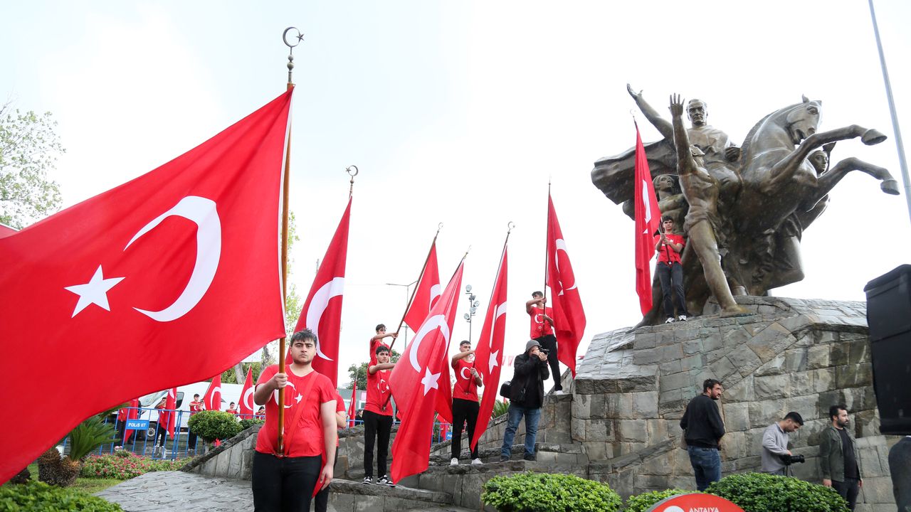 Cumhuriyet coşkusu Ata'ya çelenk sunumuyla başladı