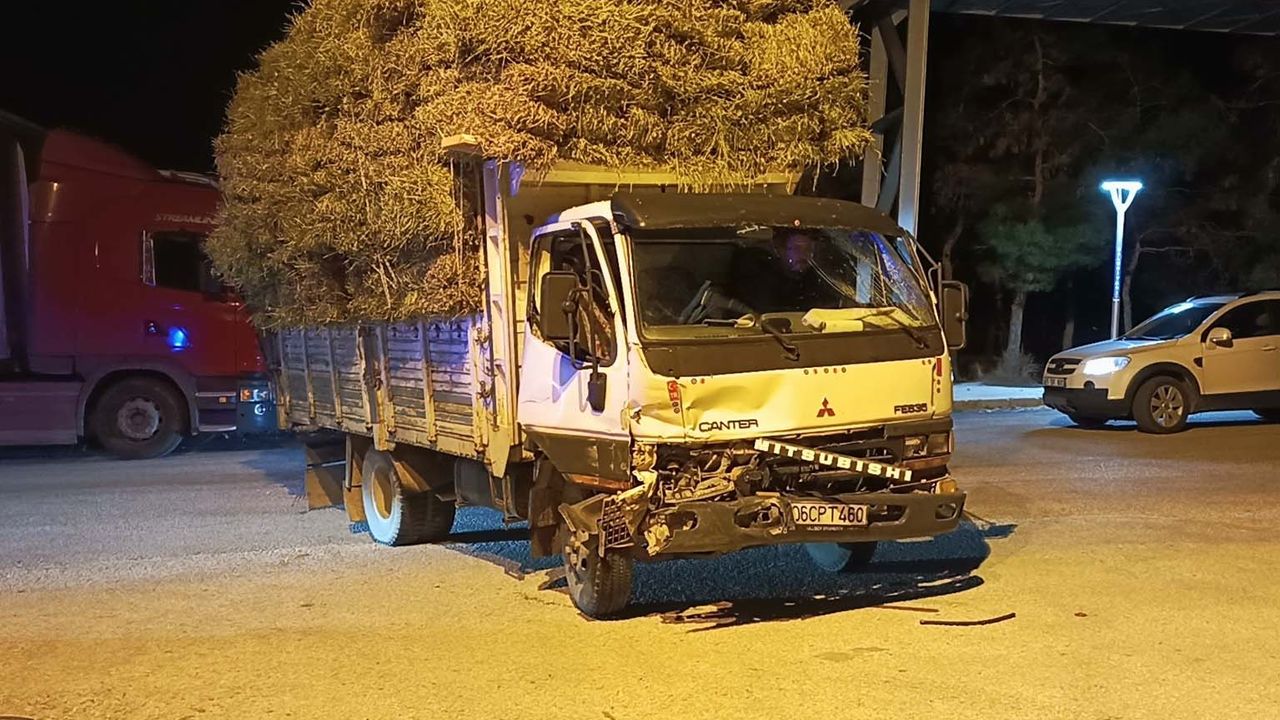 Polis, iki otomobile çarpıp kaçan kamyonet sürücüsünü arıyor