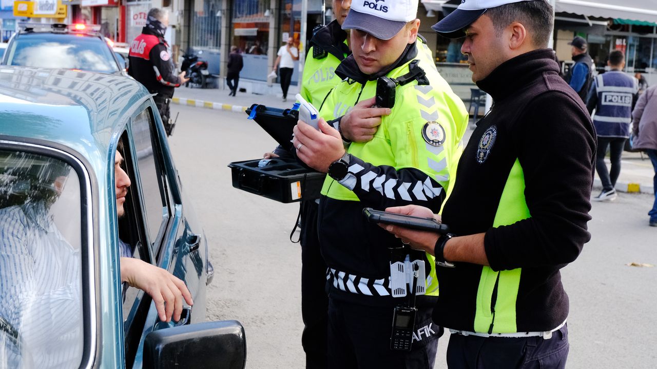 Polisten asayiş, narkotik ve trafik denetimi
