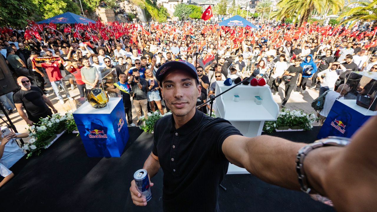 Dünya Şampiyonu Toprak Razgatlıoğlu'na coşkulu karşılama / Ek video eklendi