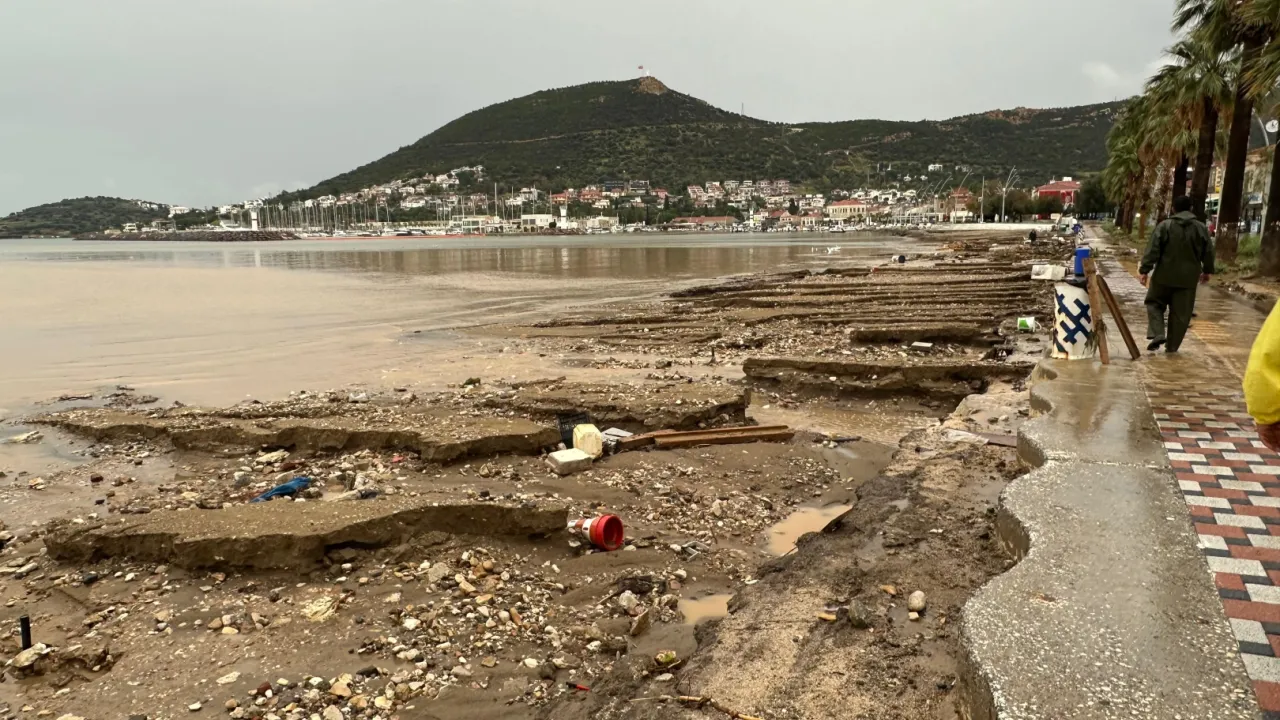 Foça'da sel felaketi sonrası yaraların sarılması için seferberlik başladı
