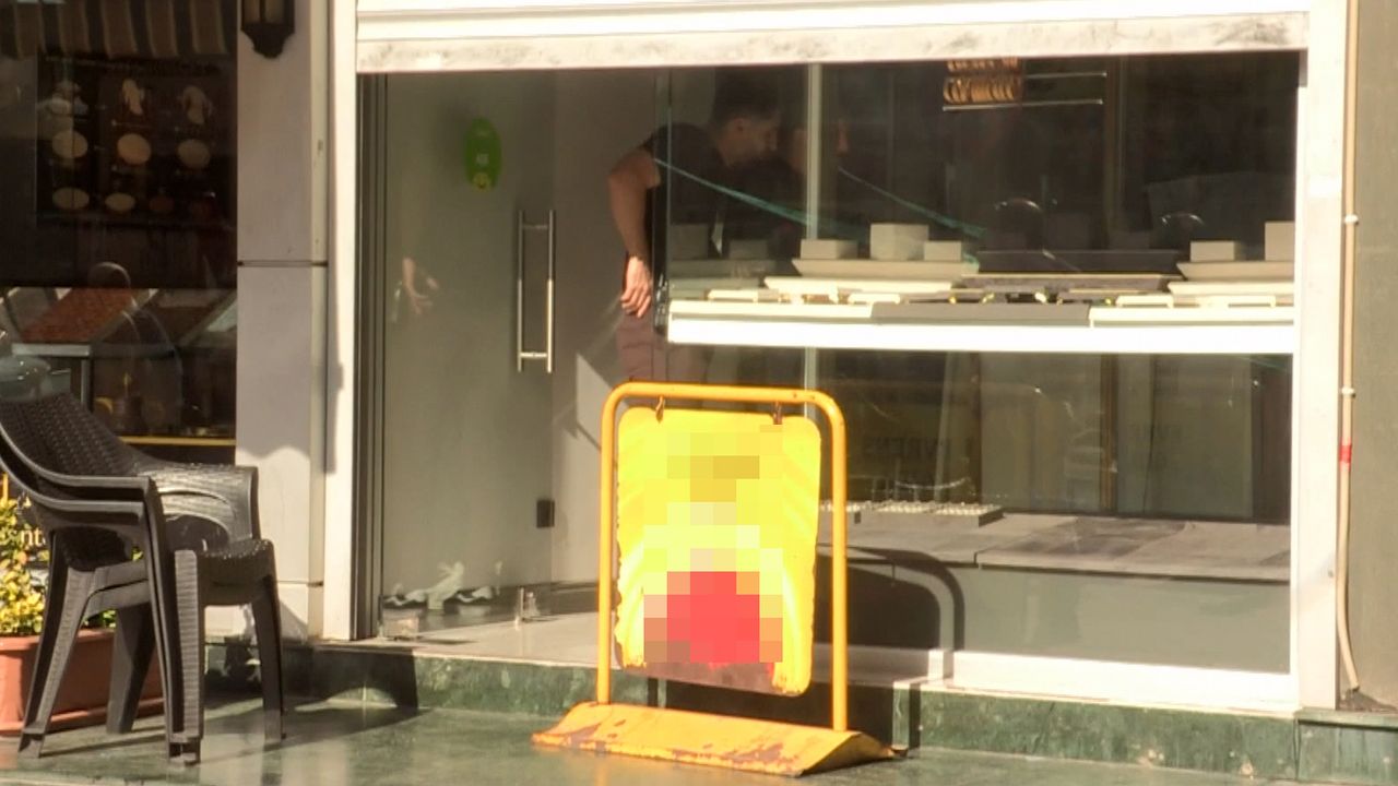 Girdikleri kuyumcu dükkanında kameraları boyayıp 4 kilo altın çaldılar