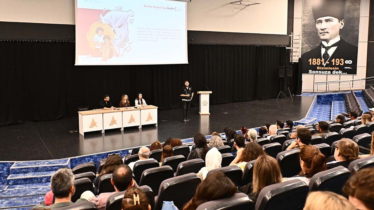 Muratpaşa'dan madde bağımlılığını önleme konferansı