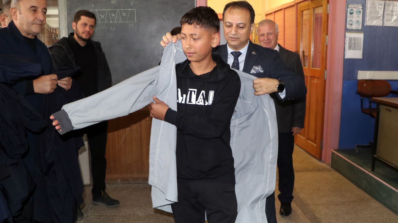 Öğrenciler törenle iş önlüğü giydi