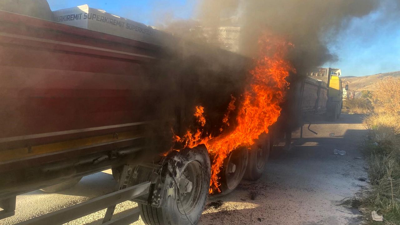 TIR'ın dorsesi yandı